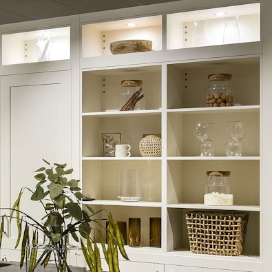 Open schappen in hoge wandkast