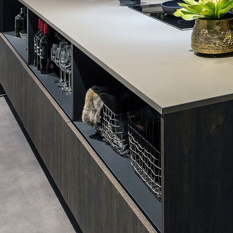 Kookeiland met open schappen