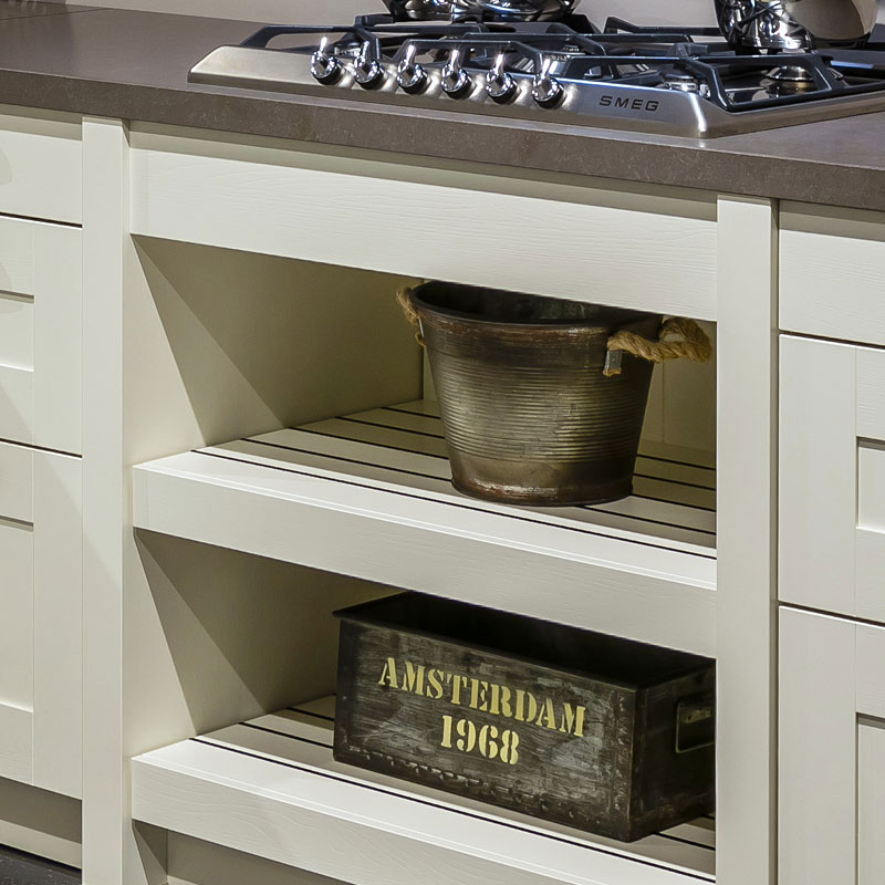 Open schappen onder kookplaat