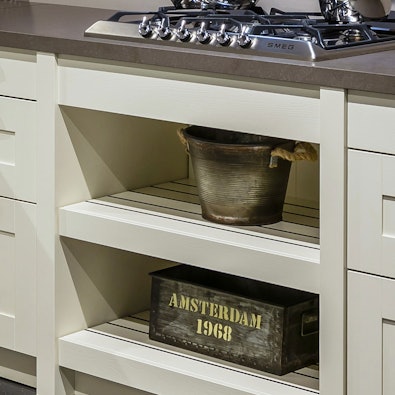 Open schappen onder kookplaat