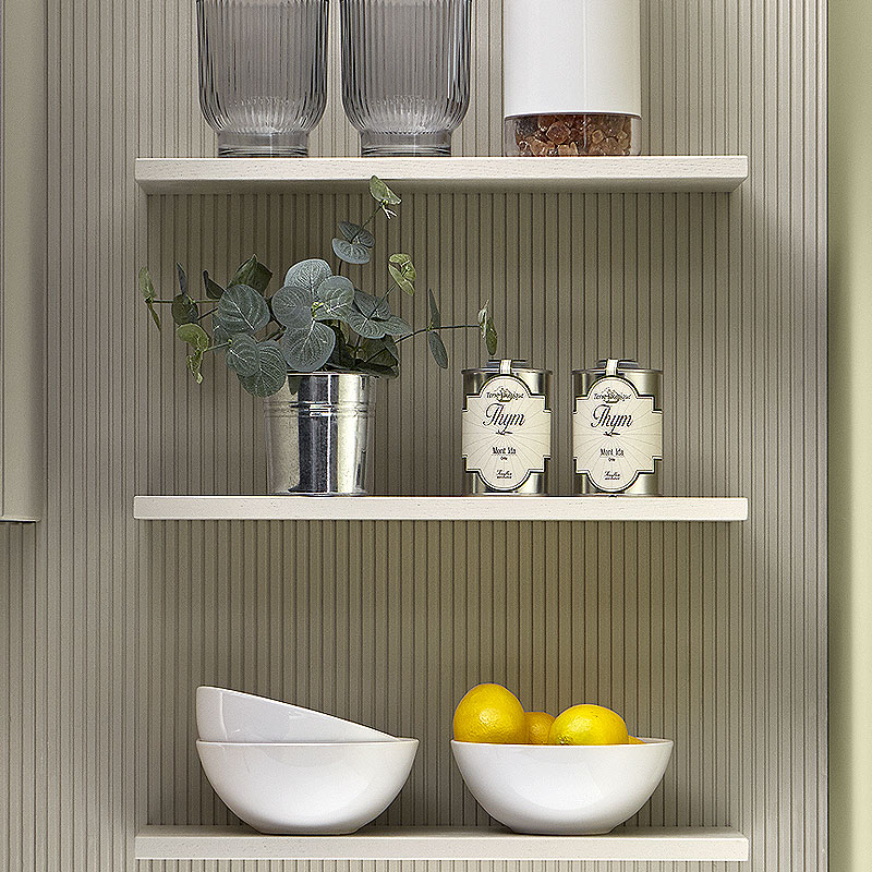 Open schappen met gegroefde achterwand in lichte tint.