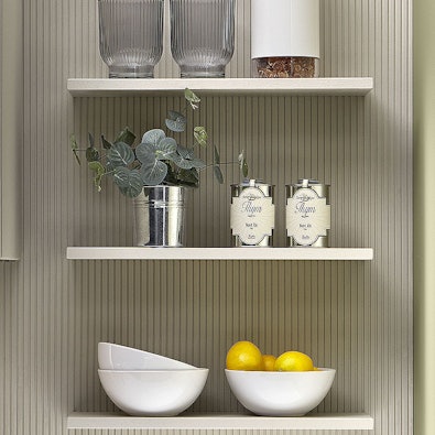 Open schappen met gegroefde achterwand in lichte tint.