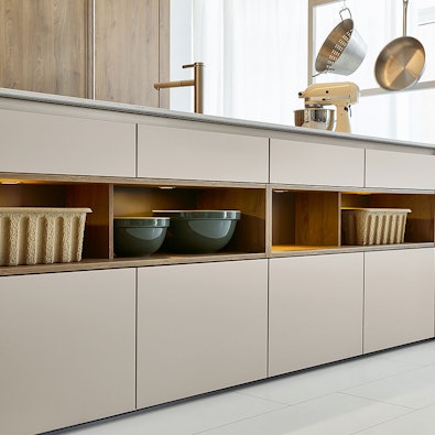 Open schappen met voorzijde eiland