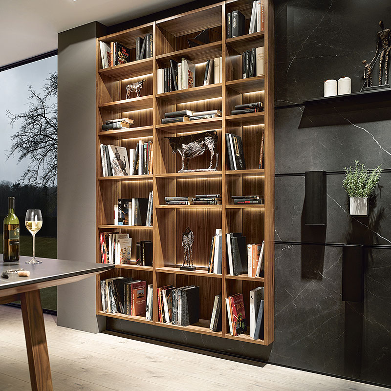 Open verlichte boekenkast