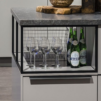 Open zwart regaal in kookeiland