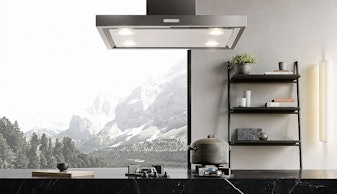 Opera design afzuigkap als wandschouw met ledverlichting boven een kookplaat