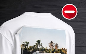 Shirt met opgeplakte print en verbodsteken omdat de lijm door stoom kan loslaten