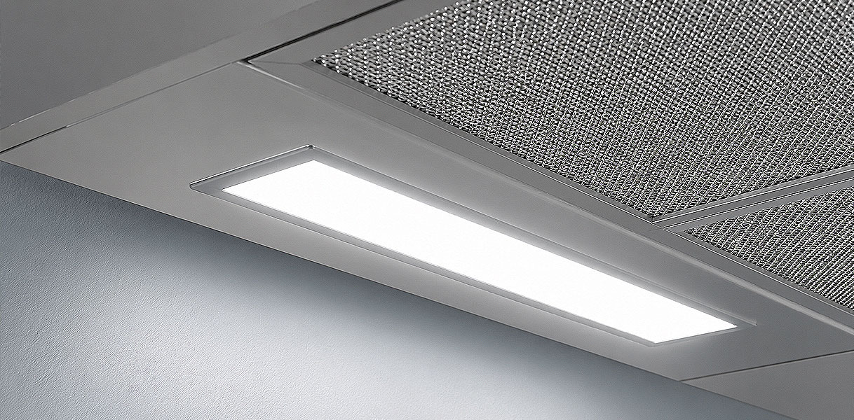 Onderbouw afzuigkap met ledverlichting gericht op de kookplaat eronder