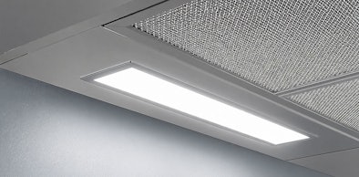 Onderbouw afzuigkap met ledverlichting gericht op de kookplaat eronder