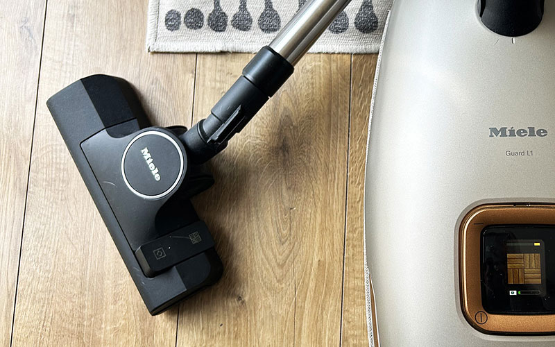 Miele stofzuiger met speciaal harde-vloer-opzetstuk en zachte borstels op laminaatvloer voor optimale stofopname