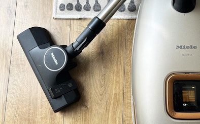 Miele stofzuiger met speciaal harde-vloer-opzetstuk en zachte borstels op laminaatvloer voor optimale stofopname