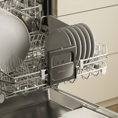 Close-up van V-ZUG Adora vaatwasser met OptiLift; onderkorf komt naar heuphoogte voor ergonomisch in- en uitladen.