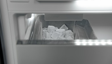 Optionele wateraansluiting voor verfrissende ijsblokjes