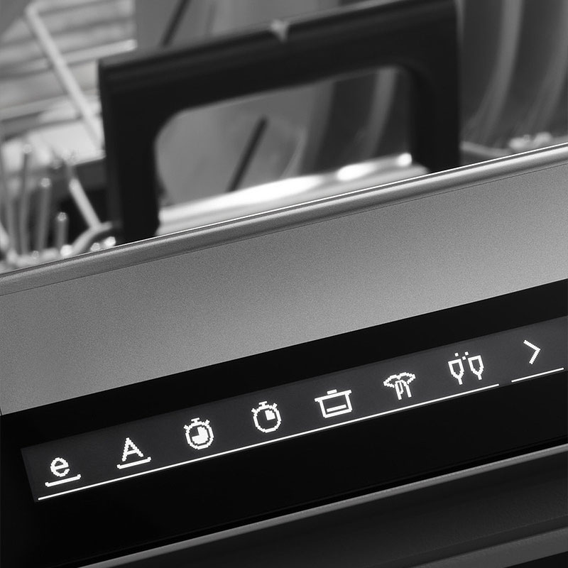 Close-up van V-ZUG Adora display met OptiStart: uitgestelde start weekt voor, wassen op lagere temperatuur en tot 10% energiebesparing.