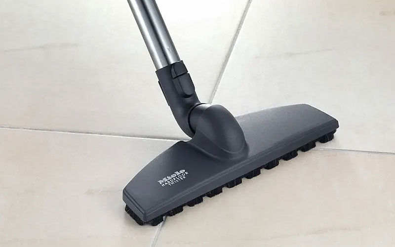 Speciaal opzetstuk voor harde vloeren met zachte borstels en brede zuigmond voor efficiënte reiniging zonder krassen