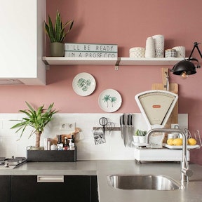 Oud roze muur in een keuken.