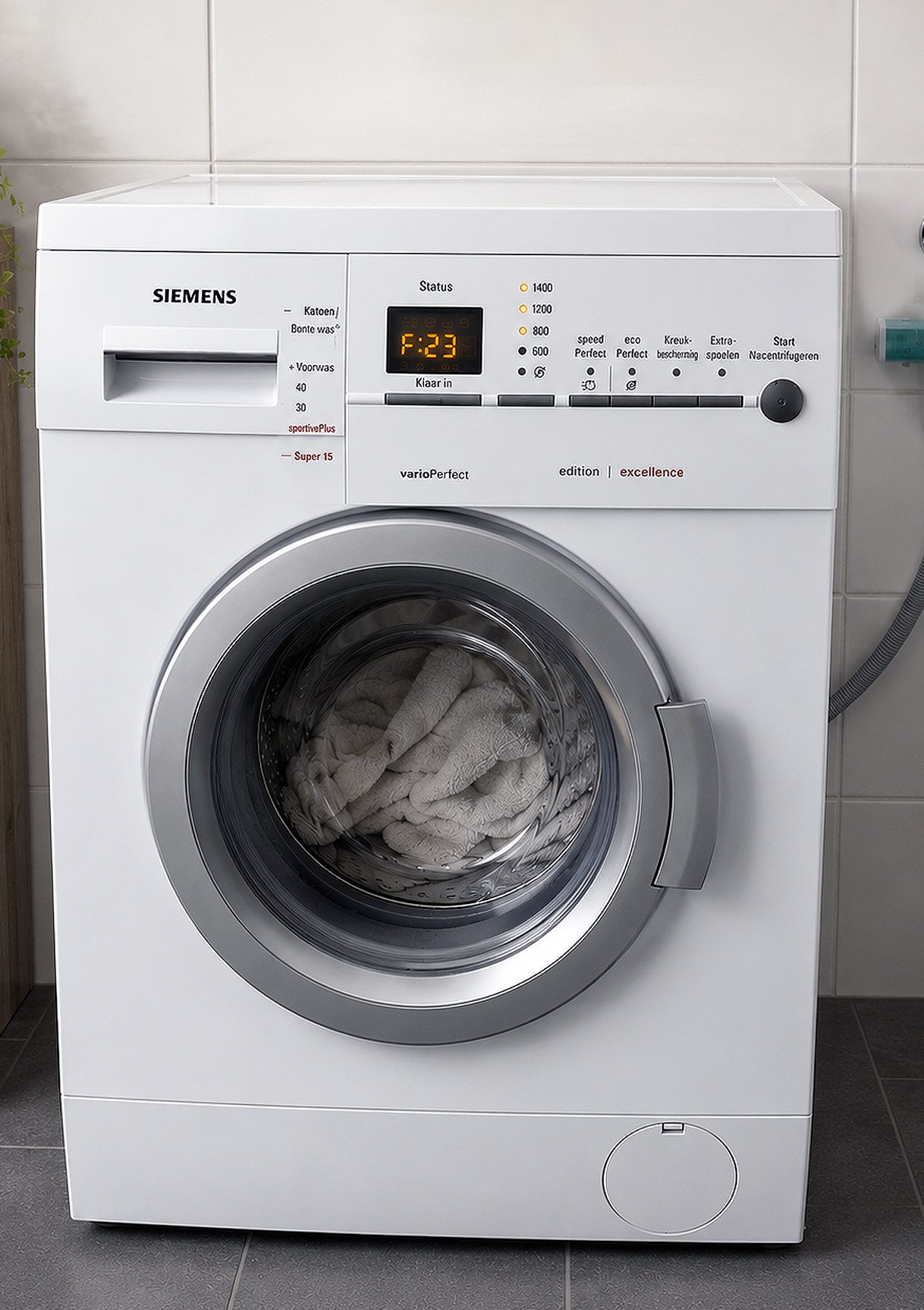 Oudere Siemens wasmachine met foutcode F23 op het display van het bedieningspaneel