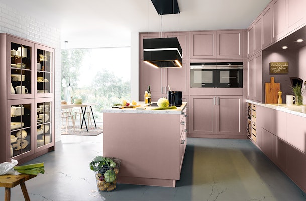 Traditionele oud roze keuken.