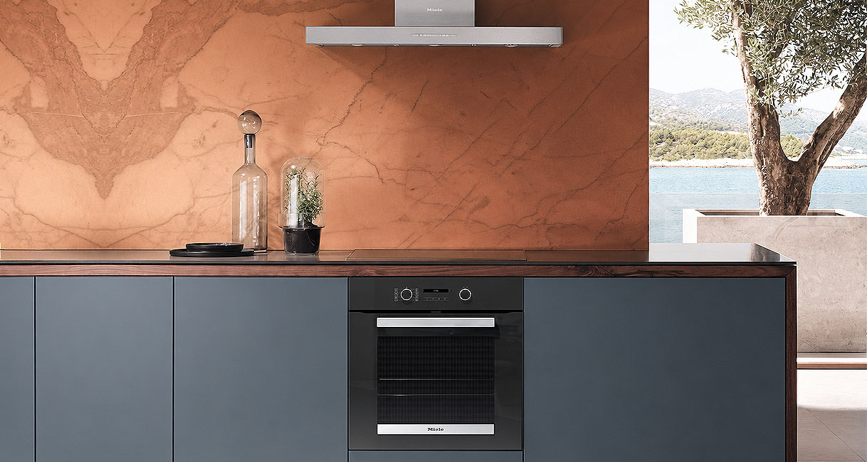 Oven ingebouwd in de onderkast met de kookplaat in het werkblad erboven