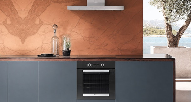 Oven ingebouwd in de onderkast met de kookplaat in het werkblad erboven