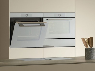 V-ZUG ovens en combi-stoomovens in moderne keuken, van instapmodel Combair V2000 tot premium CombiSteamer V6000 met PowerSteam.