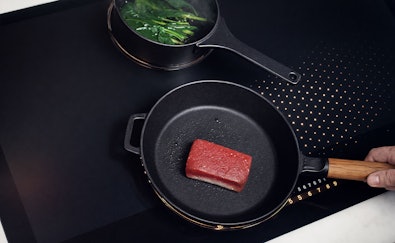 Miele inductiekookplaat met panherkenning die automatisch detecteert waar de pan staat