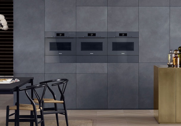 Miele Panorama-design met drie ovens naast elkaar in horizontale opstelling op ooghoogte