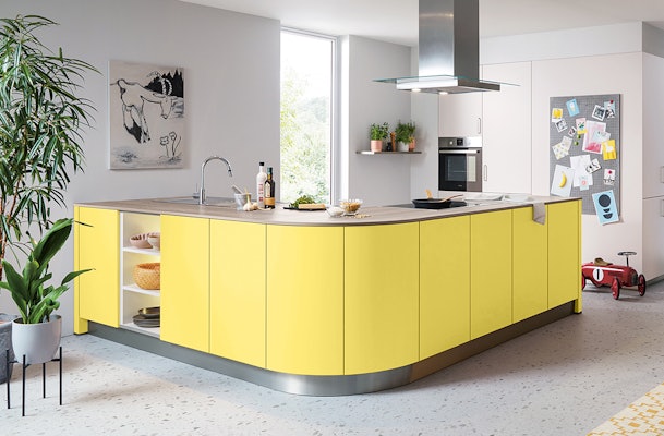 Pastelgele design keuken.