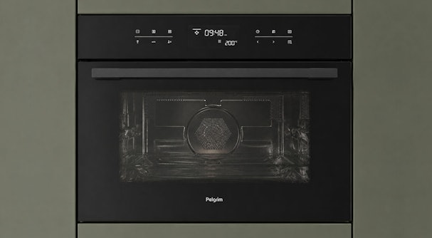 Pelgrim OM140GLS combi-magnetron met turbo-hetelucht, ingebouwd in een groene keukenkast.