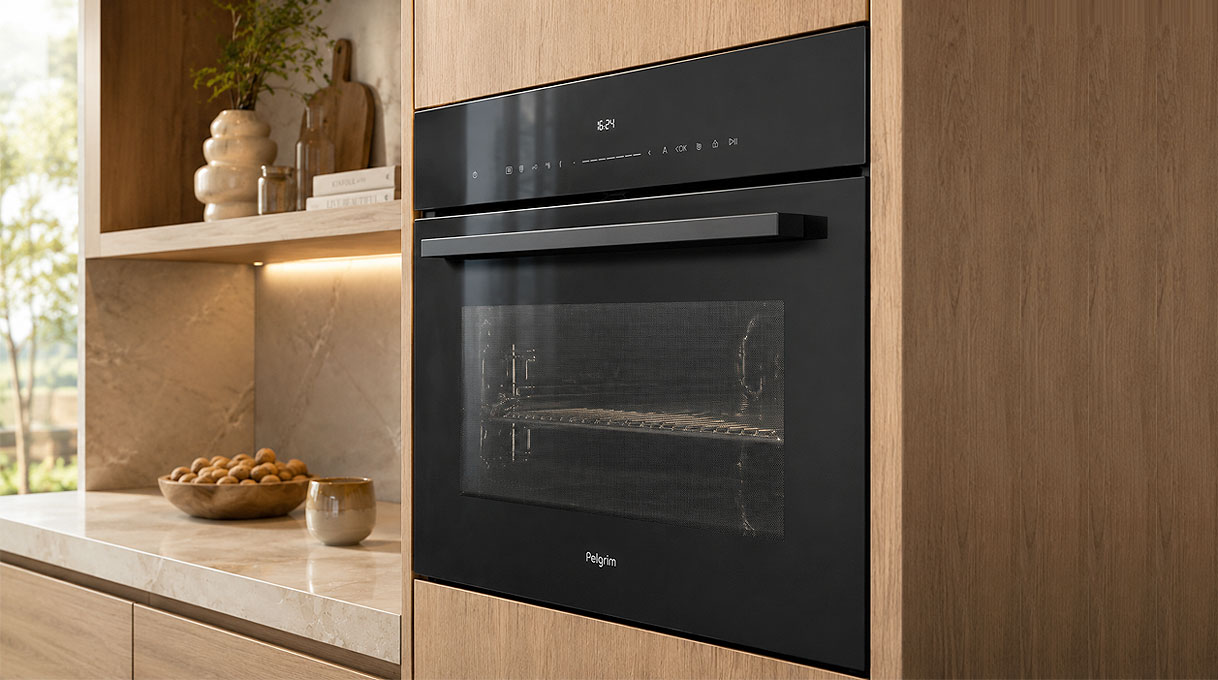 Pelgrim combi oven met magnetronfunctie ingebouwd in een houten kastenwand