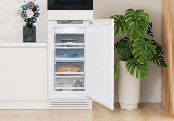 Pelgrim inbouw vriezer met open deur in moderne keuken, gevuld met transparante vrieslades