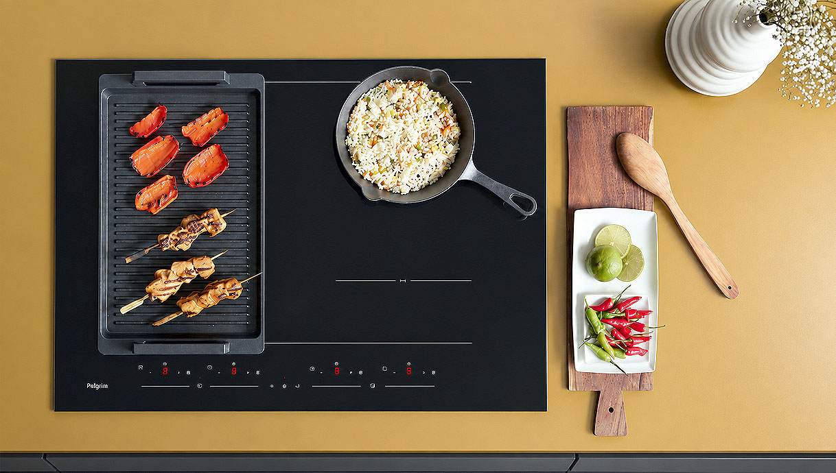 Grillplaat en pan op twee gekoppelde kookzones van een Pelgrim inductiekookplaat