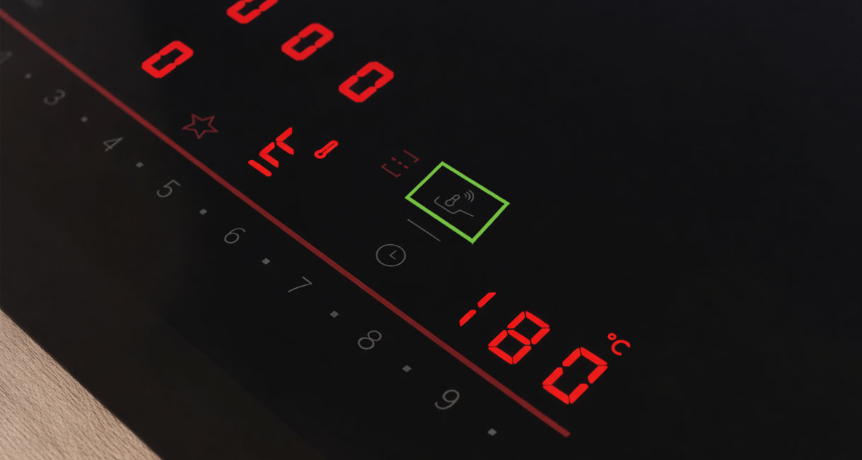 Bosch PerfectFry Plus temperatuursensor op een inductiekookplaat met digitale temperatuurweergave in graden