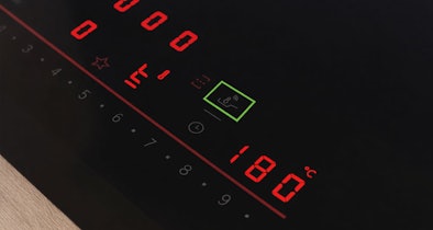 Bosch PerfectFry Plus temperatuursensor op een inductiekookplaat met digitale temperatuurweergave in graden