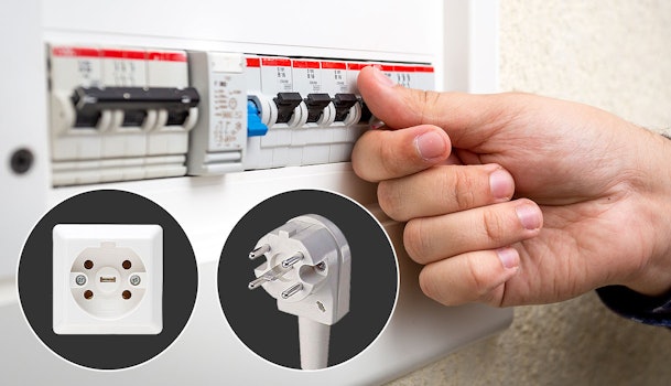 Hand die een groep in de meterkast inschakelt met afbeelding van Perilex stopcontact en Perilex stekker voor inductiekookplaat.