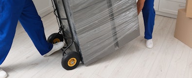 Het plaatsen van de koelkast op de bestemming.