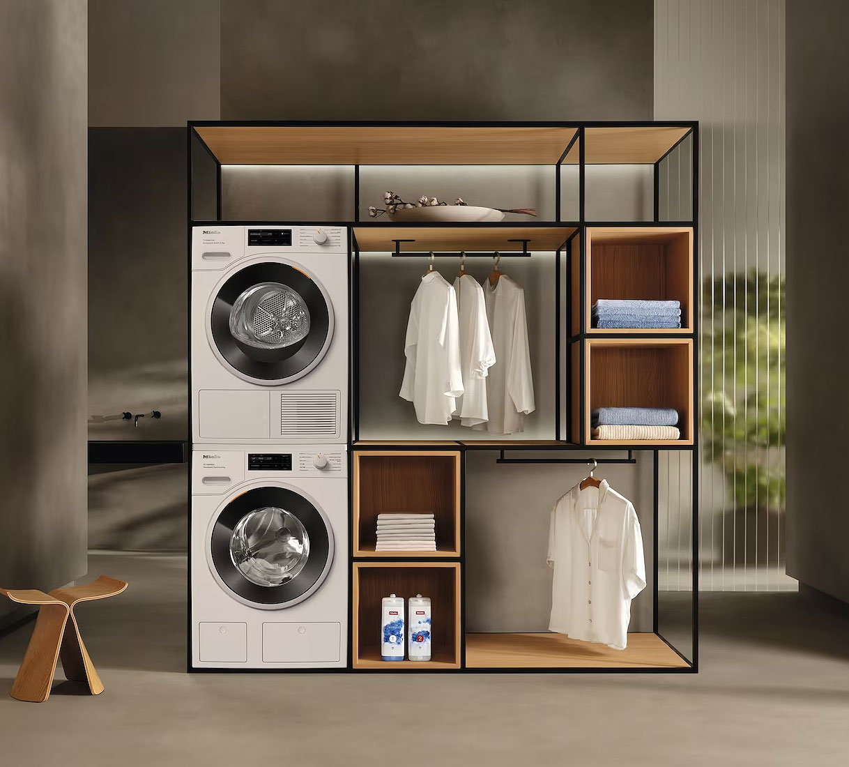 Droger zonder afvoerslang geplaatst in kastopstelling met wasmachine en opbergruimte