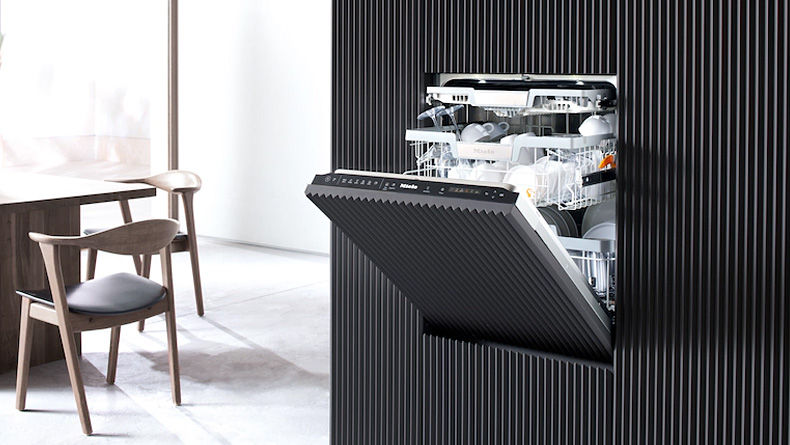 Op werkhoogte geplaatste vaatwasser.