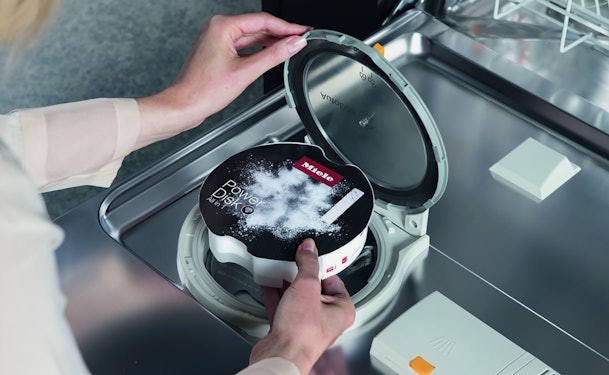Plaatsing PowerWash powerdisk in Miele vaatwasser.