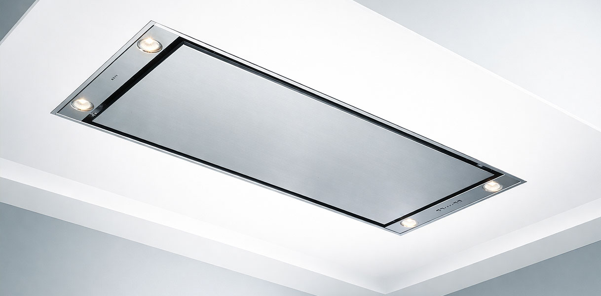 Plafondafzuigkap met geïntegreerde verlichting en spots in plafond boven kookeiland