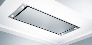 Plafondafzuigkap met geïntegreerde verlichting en spots in plafond boven kookeiland