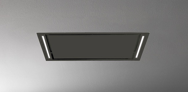 Plafondunit afzuigkap weggewerkt in plafond boven kookeiland