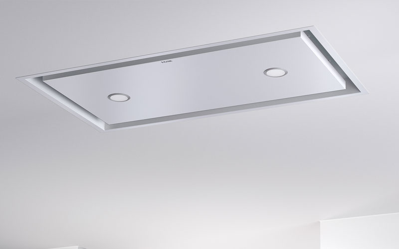 Plafondunit afzuigkap volledig geïntegreerd in het plafond boven de kookplaat voor een strakke en open keuken.