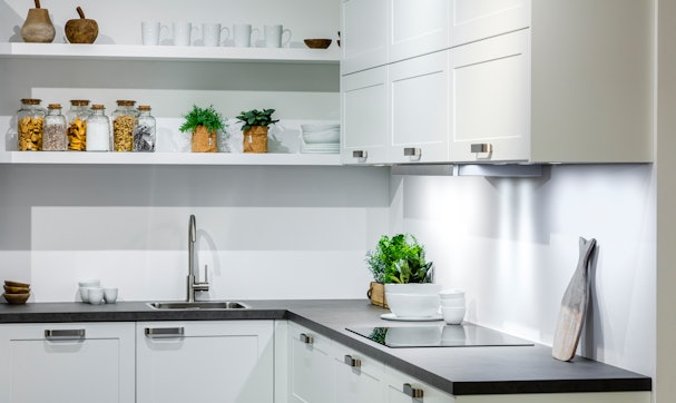 Planken aan de muur creëren extra ruimte in een kleine keuken.