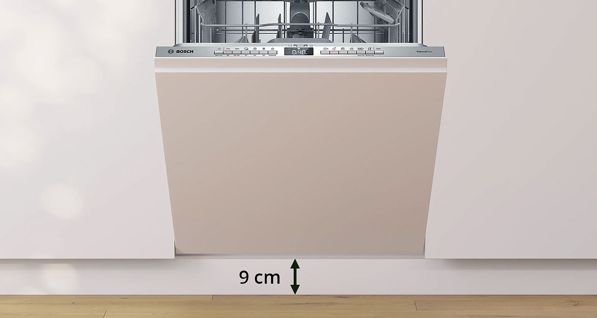 inbouw vaatwasser met pijl die de plinthoogte van 9 centimeter aangeeft als grens voor het juiste deursysteem