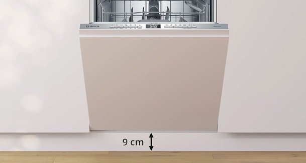 inbouw vaatwasser met pijl die de plinthoogte van 9 centimeter aangeeft als grens voor het juiste deursysteem