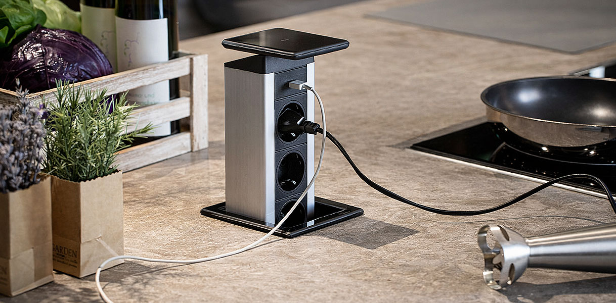 Pop-up stopcontact toren in kookeiland met meerdere aansluitingen en USB poorten in werkblad