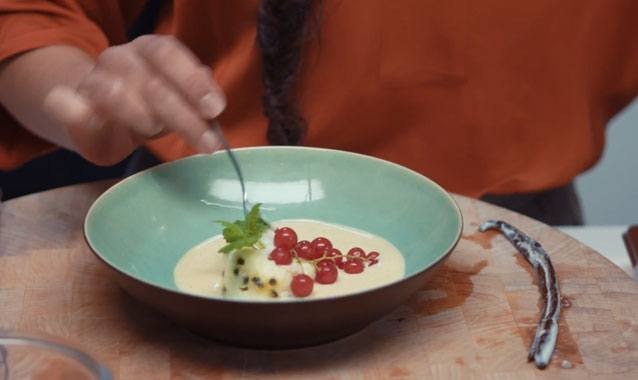 Potje van passievruchten met vanillesaus
