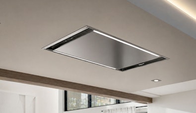 Plafondafzuigkap in plafond boven werkblad in keuken zonder bovenkastjes
