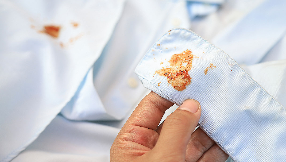 Hardnekkige vlek op de manchet van een overhemd die extra aandacht vraagt tijdens het wassen